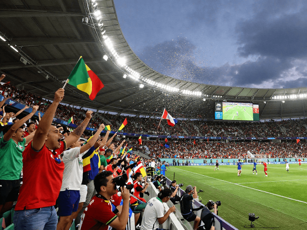 แฟนบอลเชียร์ฟุตบอลโลก 2026 ในสนามพร้อมกับความตื่นเต้นในการแทงบอลโลกนัดชิง